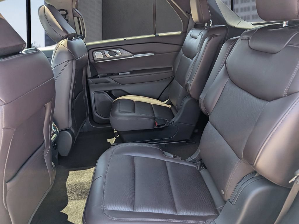 Certified 2025 Ford Explorer Platinum RWD image 14