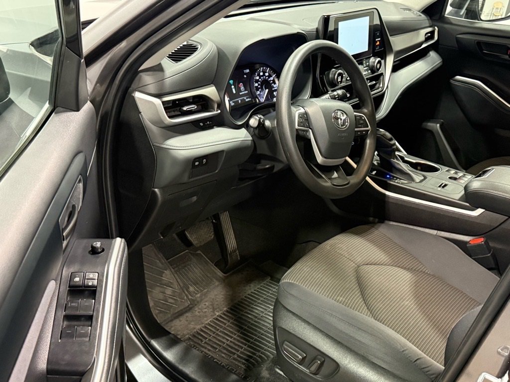 Used 2023 Toyota Highlander L image 10