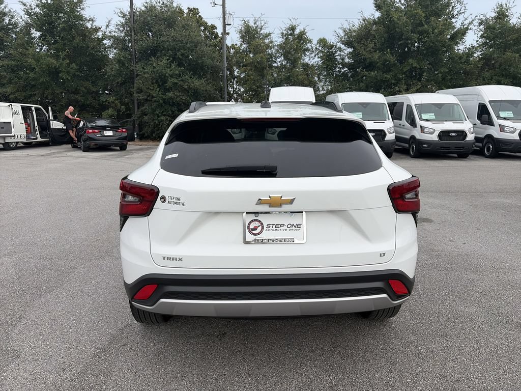 Used 2025 Chevrolet Trax LT FWD image 6