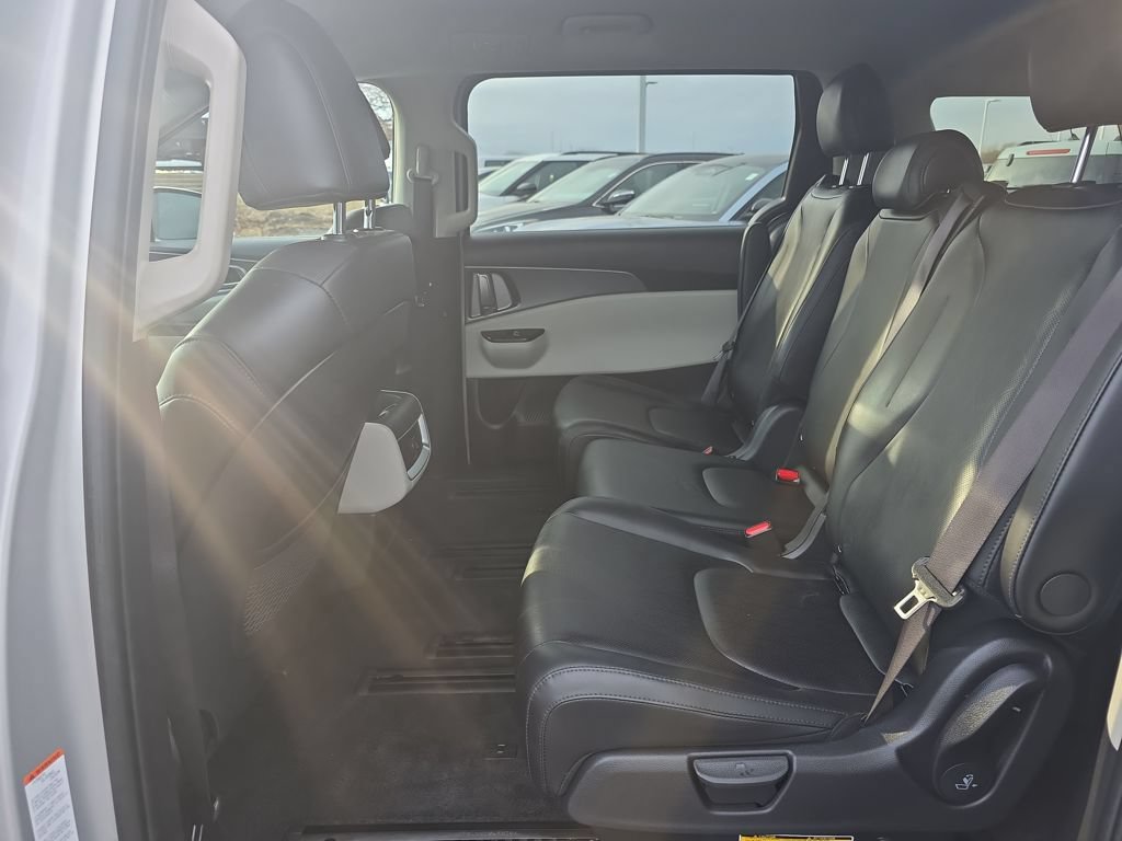Used 2023 Kia Carnival LX FWD image 32