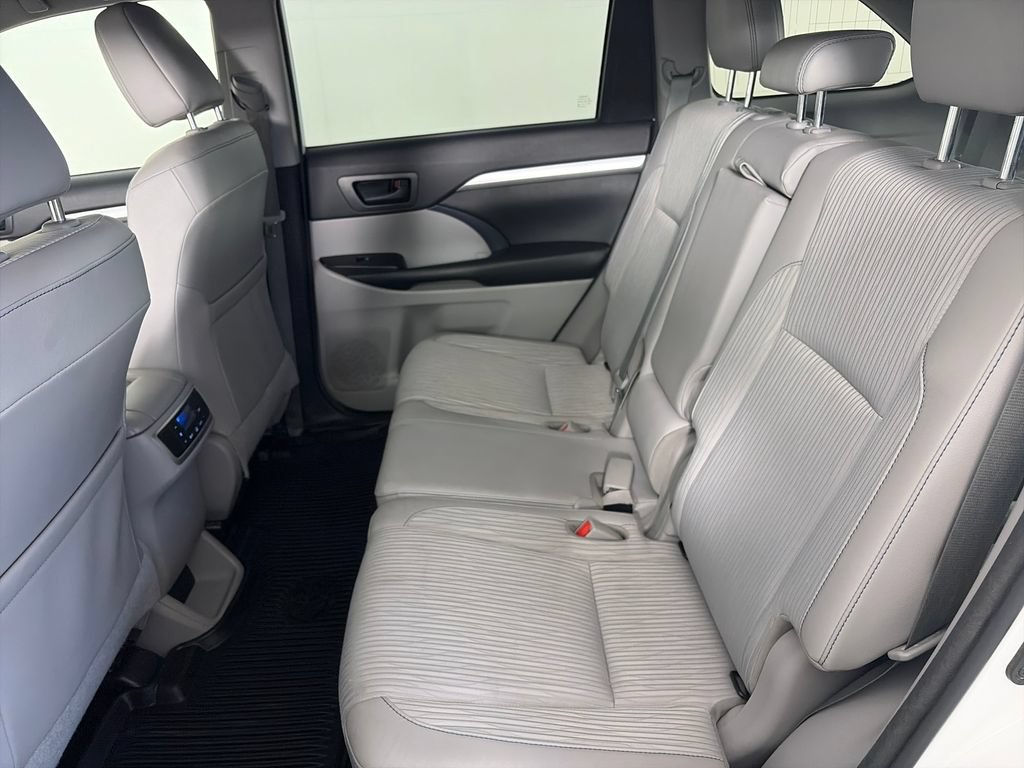 Used 2018 Toyota Highlander Plus w/ Carpet Mat Package (TMS) AWD/4WD image 13