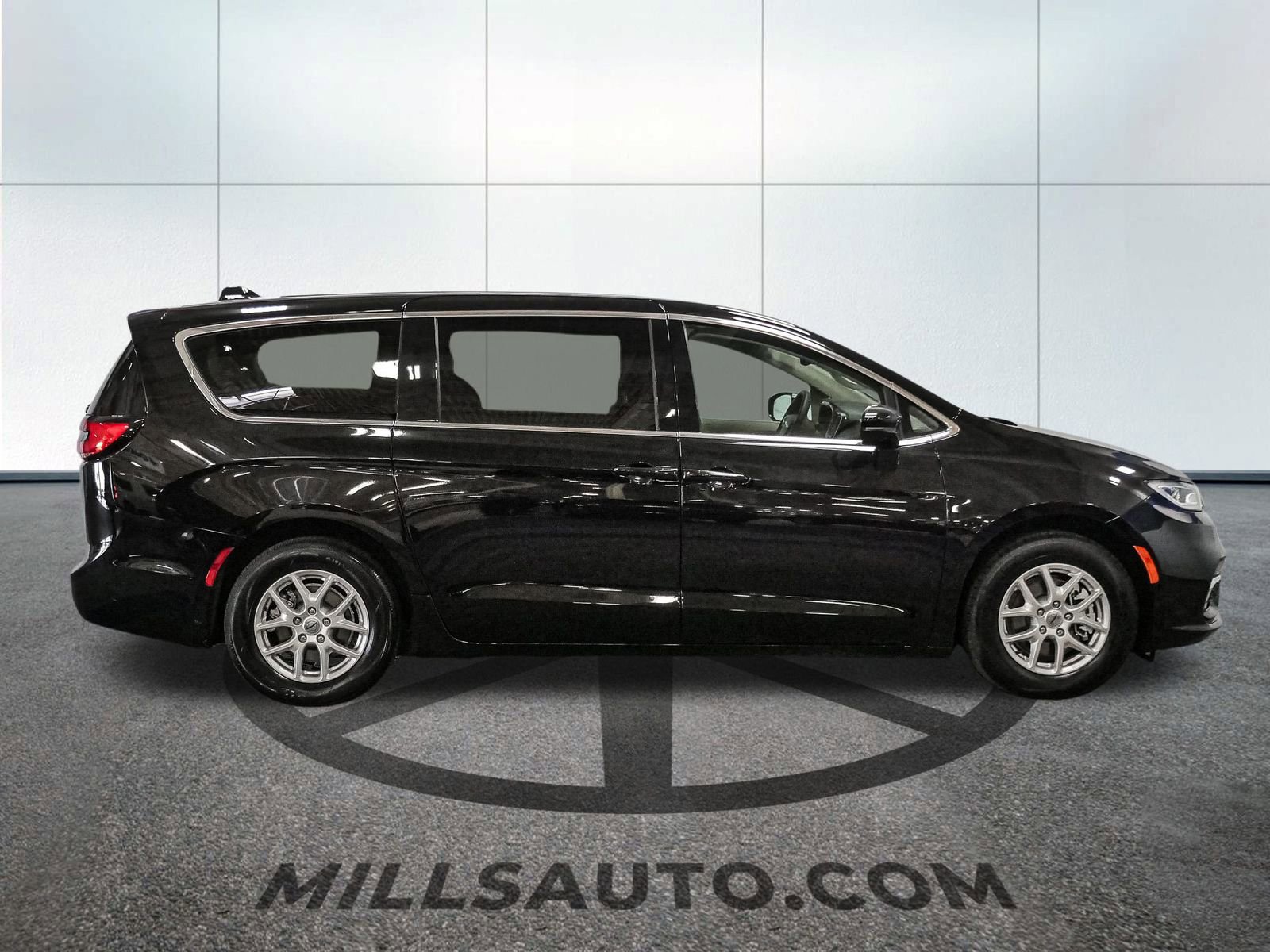 Used 2024 Chrysler Pacifica Touring-L image 9