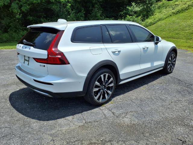 Used 2023 Volvo V60 B5 Cross Country Ultimate w/ Climate Package image 3