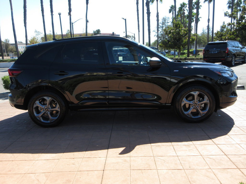 Certified 2023 Ford Escape ST-Line AWD/4WD image 5