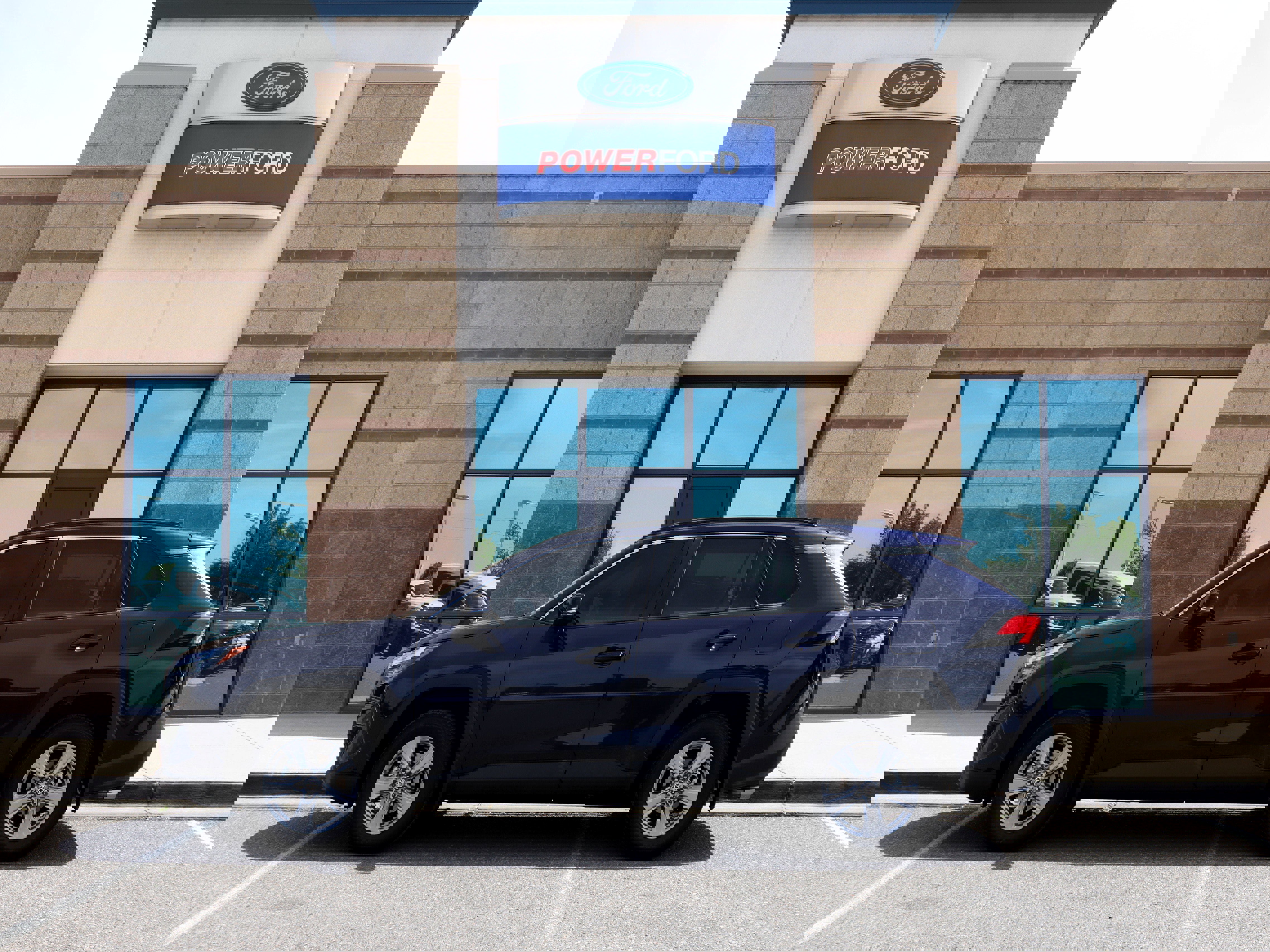 Used 2024 Toyota RAV4 XLE w/ Convenience Package image 2