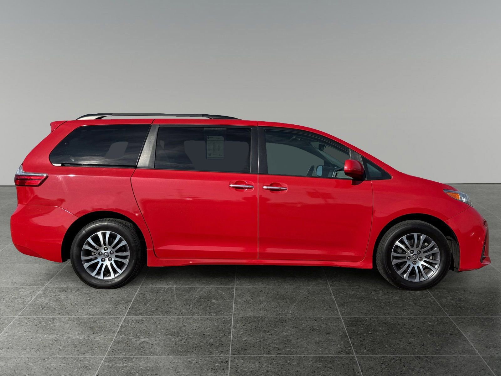 Used 2020 Toyota Sienna XLE image 2