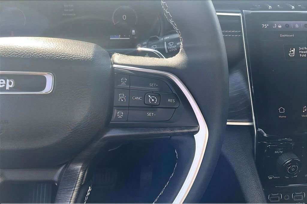 Used 2023 Jeep Grand Cherokee L Limited AWD/4WD image 18
