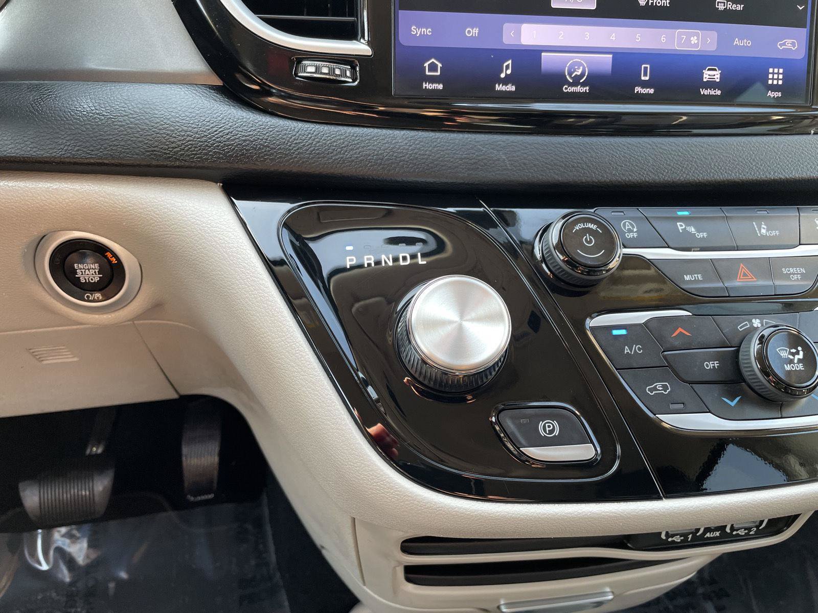 Used 2023 Chrysler Pacifica Touring-L FWD image 30