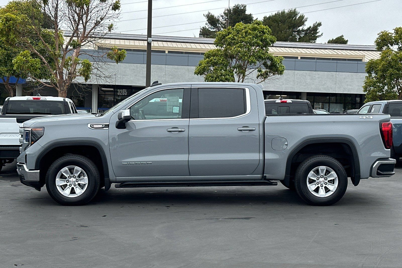 Used 2025 GMC Sierra 1500 SLE w/ Preferred Package AWD/4WD image 10