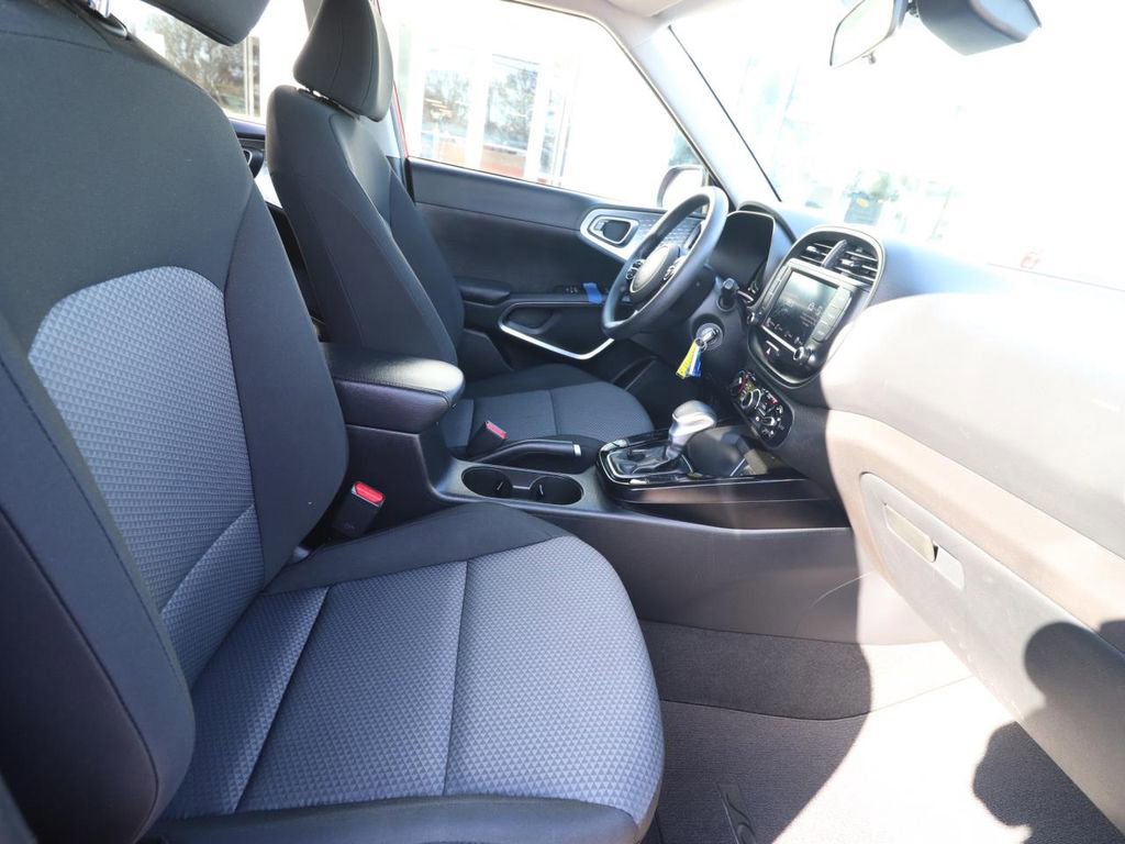 Used 2025 Kia Soul LX w/ LX Technology Package image 14