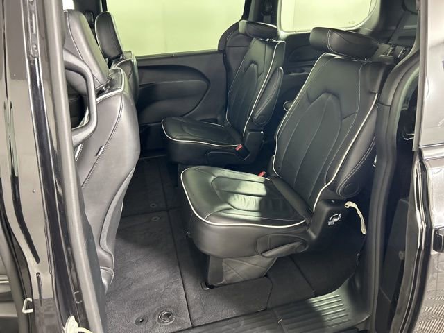 Used 2025 Chrysler Pacifica Limited FWD image 19