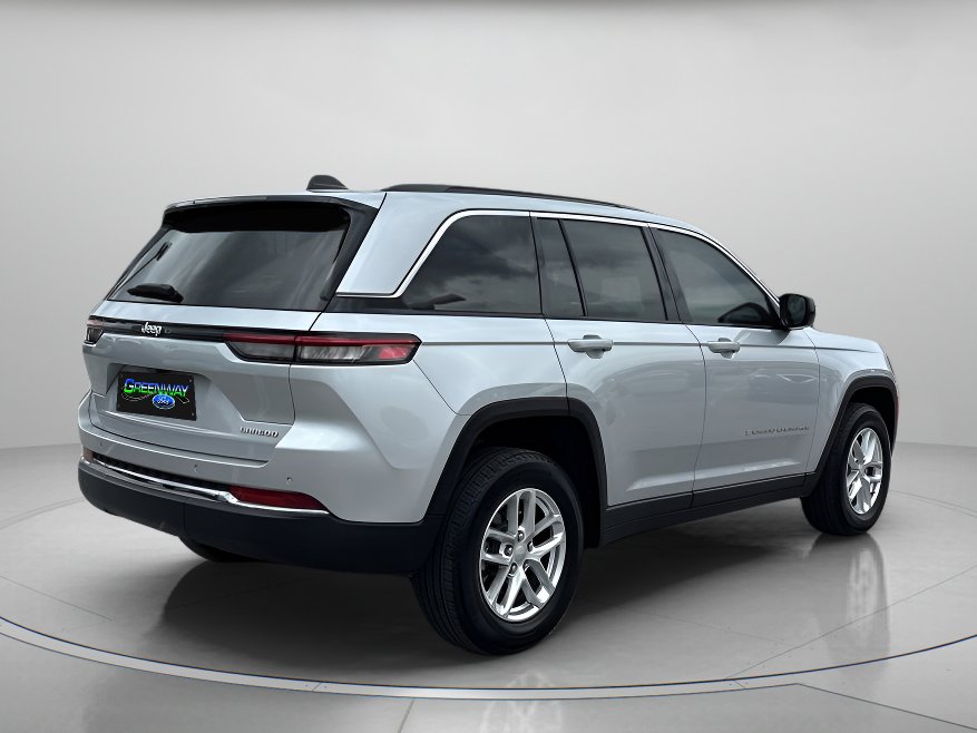 Used 2025 Jeep Grand Cherokee Laredo X w/ Luxury Tech Group I RWD image 3