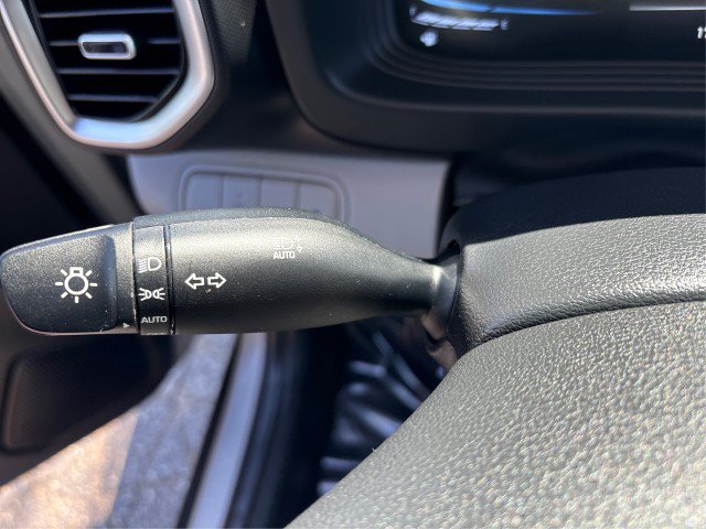 Used 2025 Hyundai Venue SEL FWD image 17