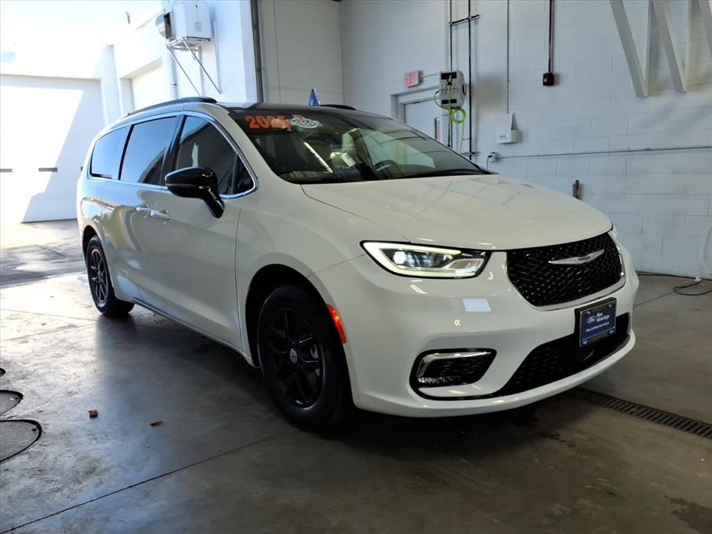 Used 2025 Chrysler Pacifica Select image 5