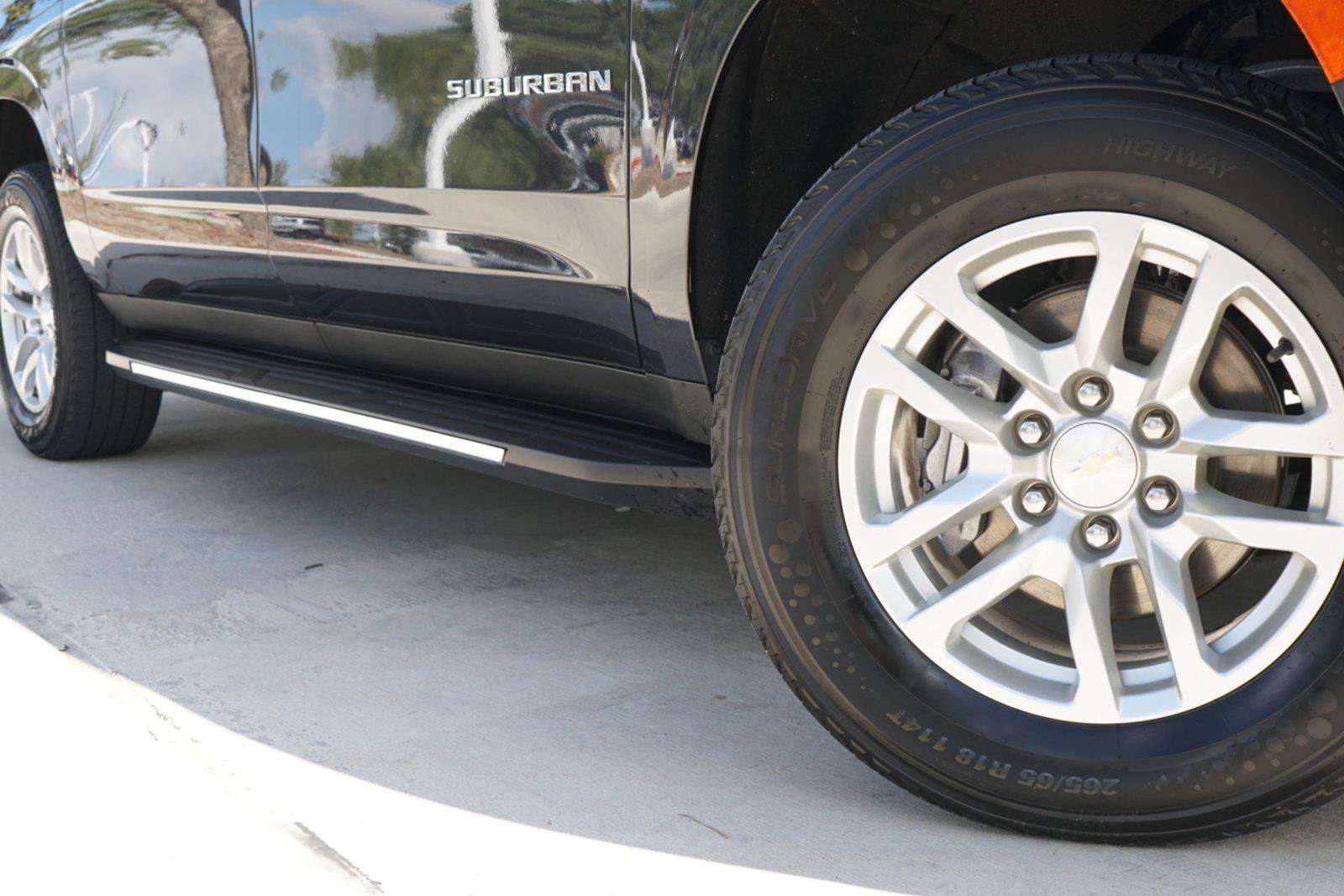 Used 2024 Chevrolet Suburban LT RWD image 2