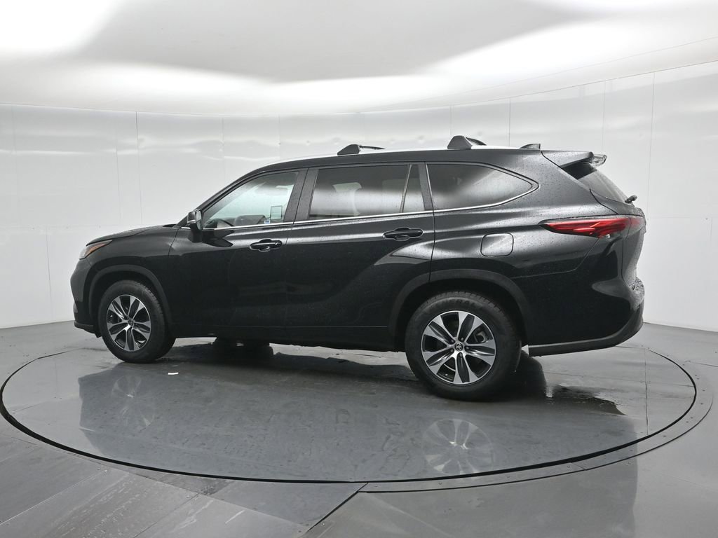 Used 2023 Toyota Highlander XLE image 6