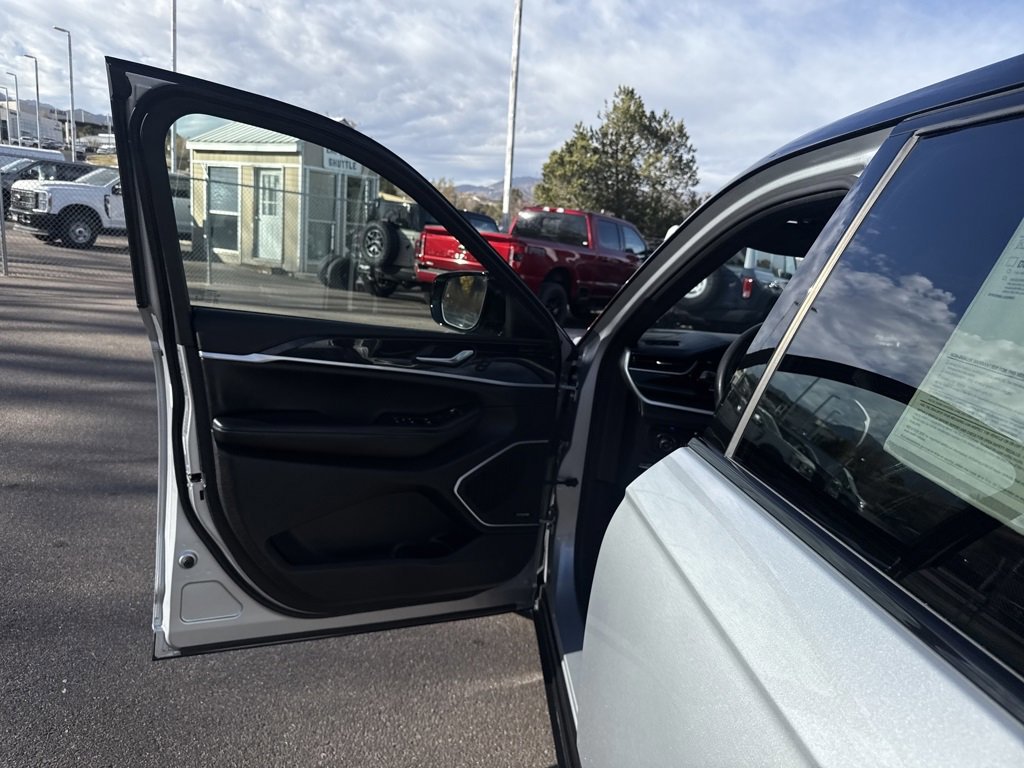 Used 2022 Jeep Grand Cherokee Trailhawk w/ Advanced Protech Group II image 12