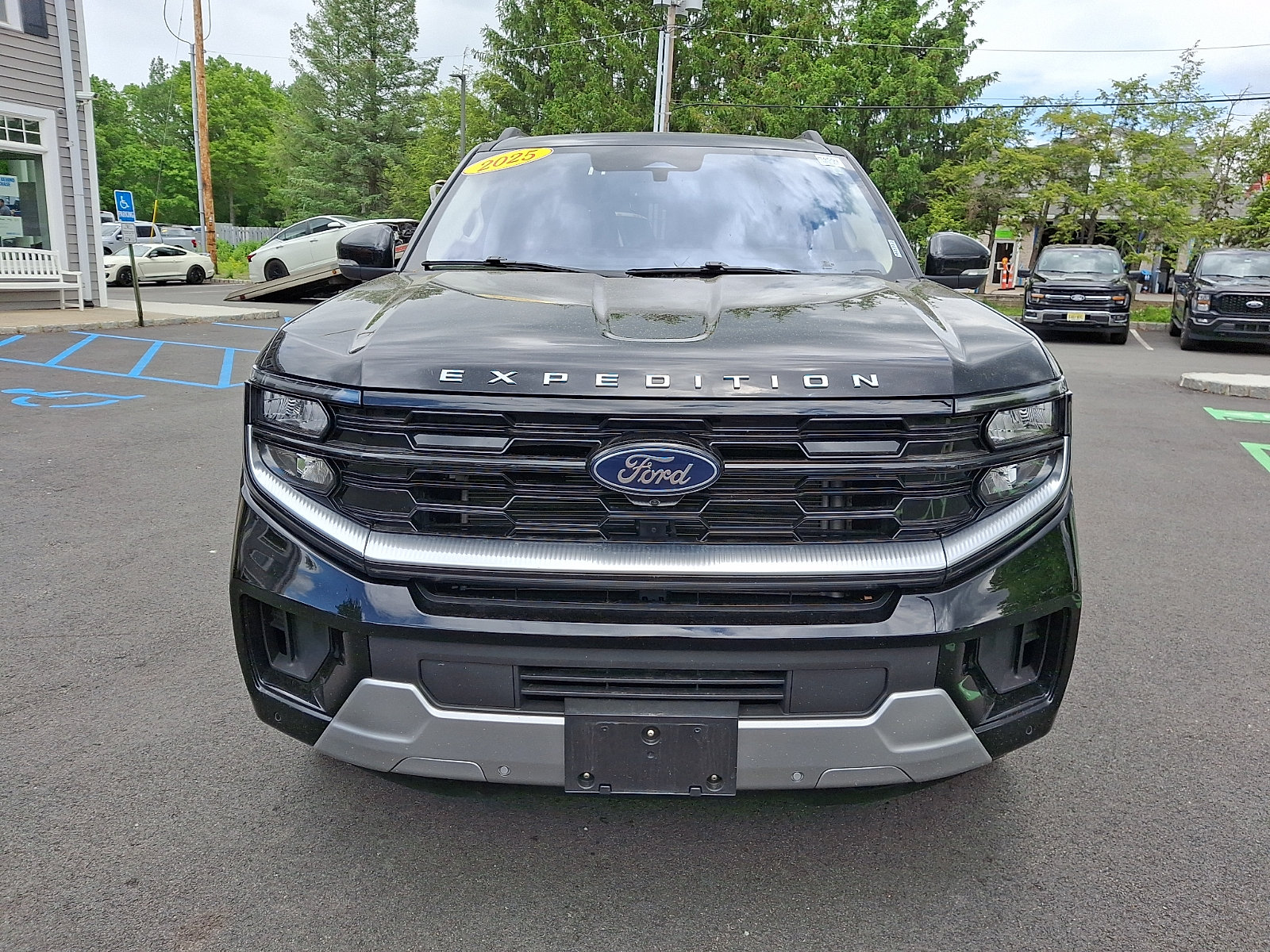 Certified 2025 Ford Expedition Platinum AWD/4WD image 2