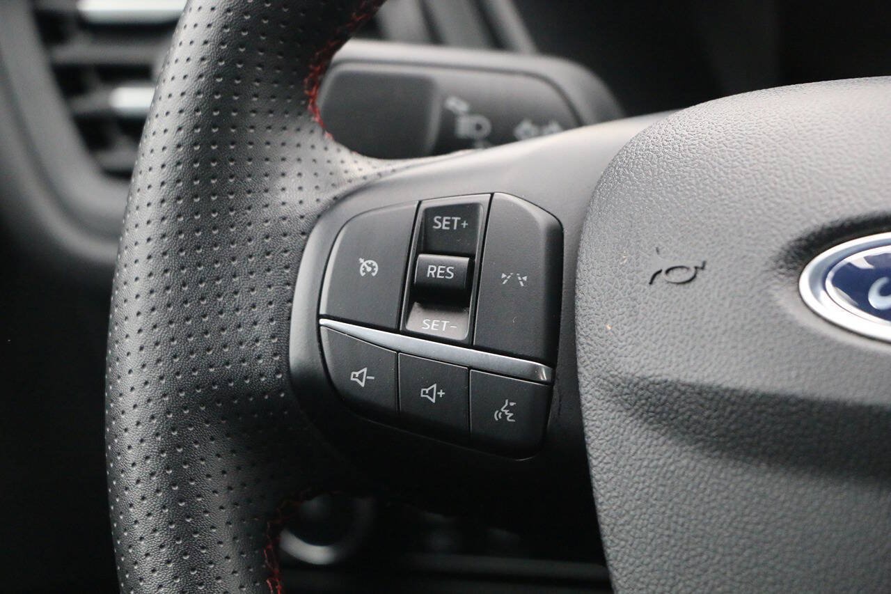 Certified 2025 Ford Escape ST-Line Select AWD/4WD image 17
