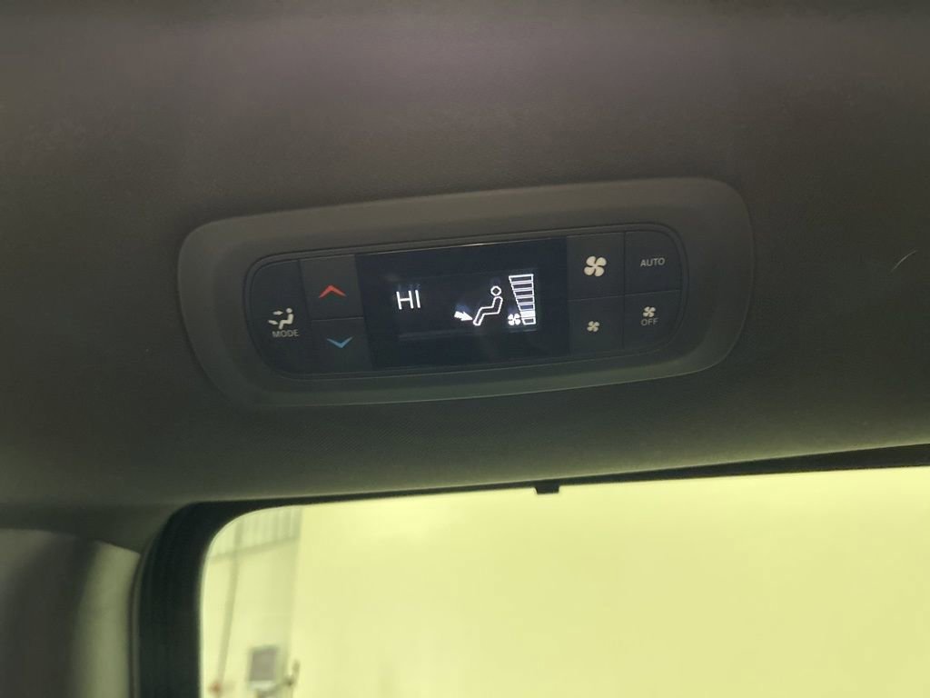 Used 2025 Chrysler Pacifica Select image 28