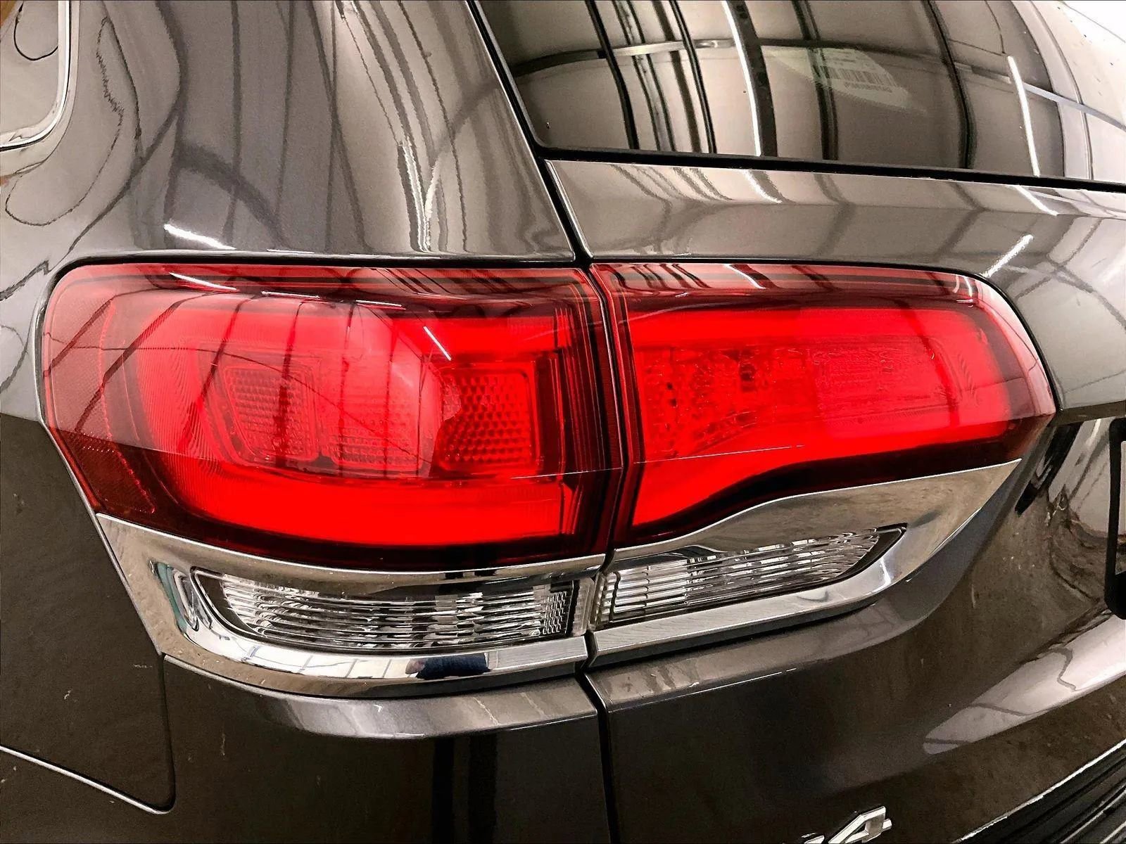 Used 2020 Jeep Grand Cherokee Limited AWD/4WD image 28