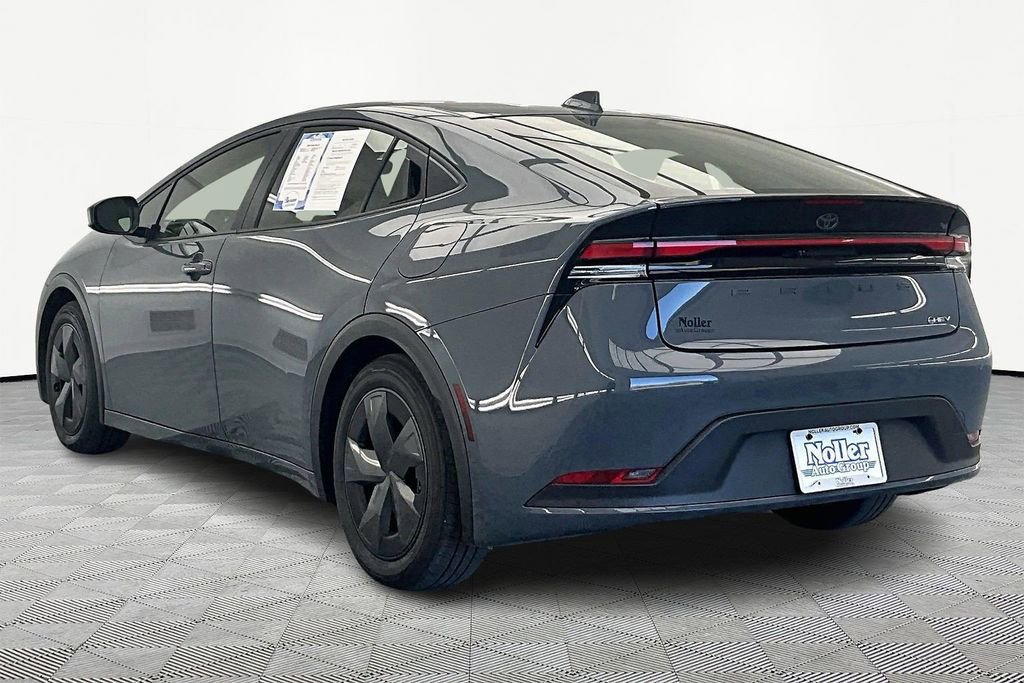 Used 2025 Toyota Prius LE FWD image 2
