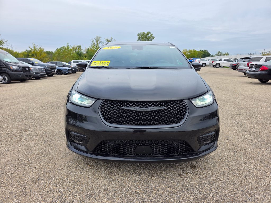 Used 2022 Chrysler Pacifica Touring-L w/ Uconnect Theater Family Group FWD image 2
