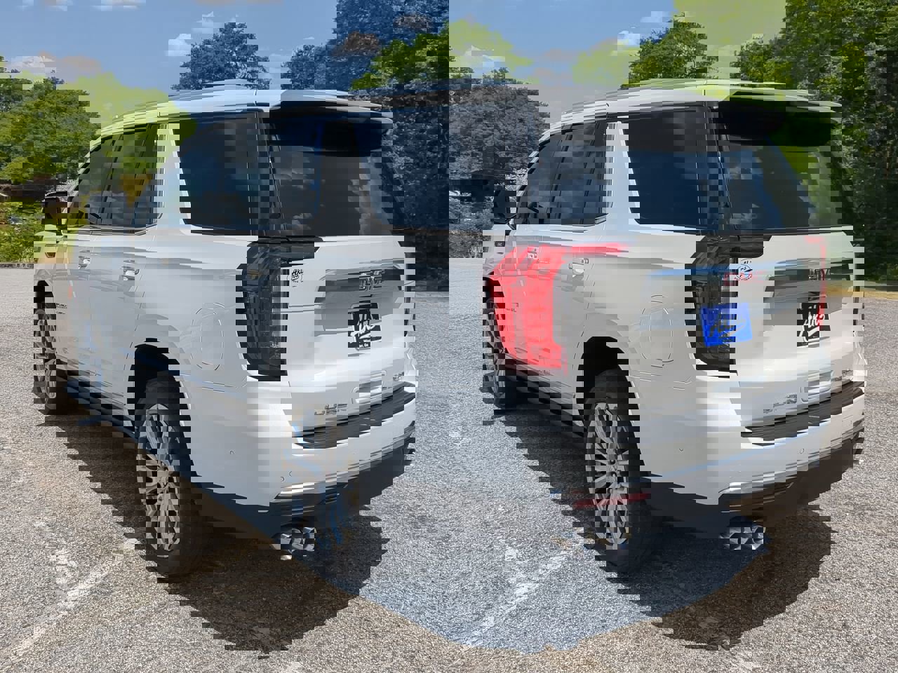 Used 2023 GMC Yukon Denali w/ Denali Reserve Package image 2