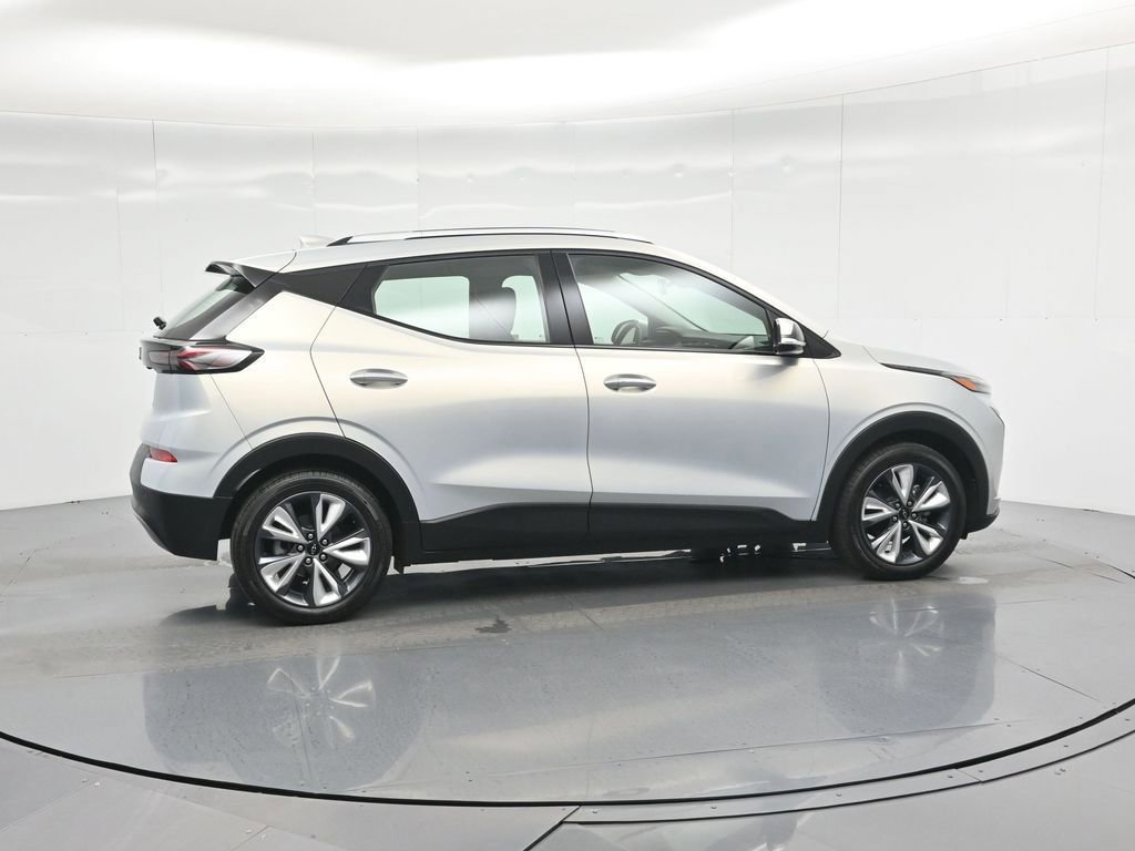 Used 2022 Chevrolet Bolt EUV LT w/ Convenience Package image 11