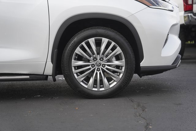 Used 2022 Toyota Highlander Platinum image 4