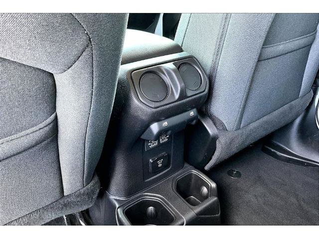 Used 2025 Jeep Wrangler Unlimited Sahara AWD/4WD image 9