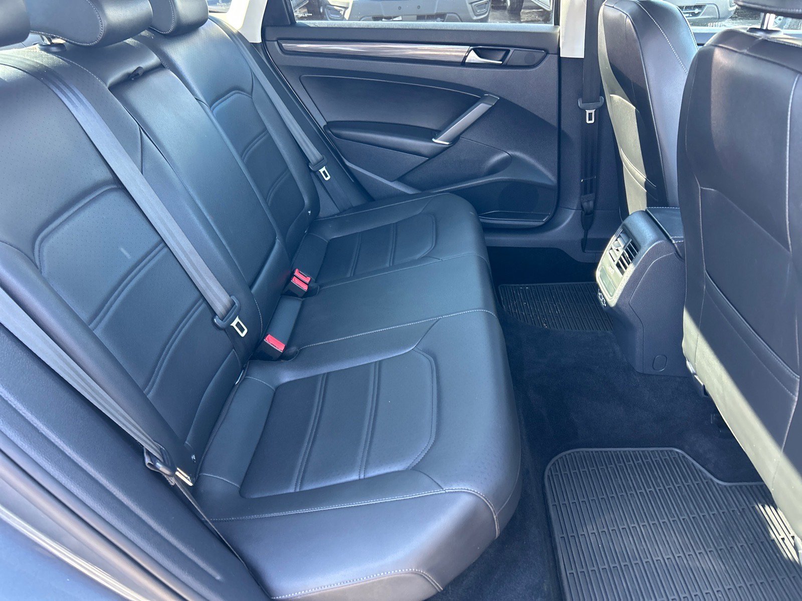 Used 2020 Volkswagen Passat 2.0T R-Line image 19