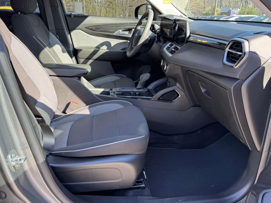 Used 2024 Chevrolet TrailBlazer LS image 19