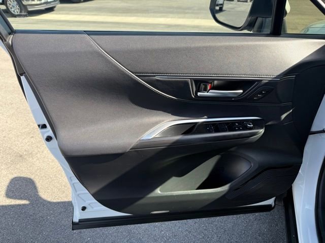 Used 2024 Toyota Venza XLE image 12