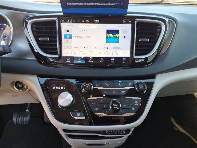 Used 2024 Chrysler Pacifica Touring-L image 13