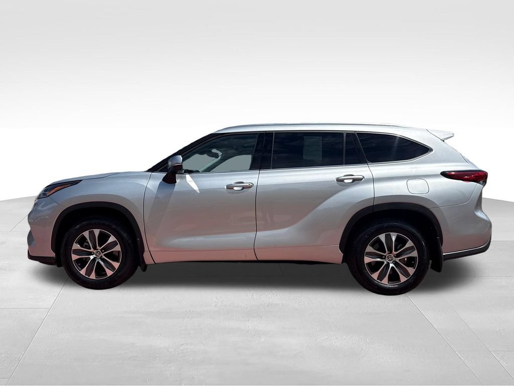 Used 2021 Toyota Highlander XLE AWD/4WD image 6