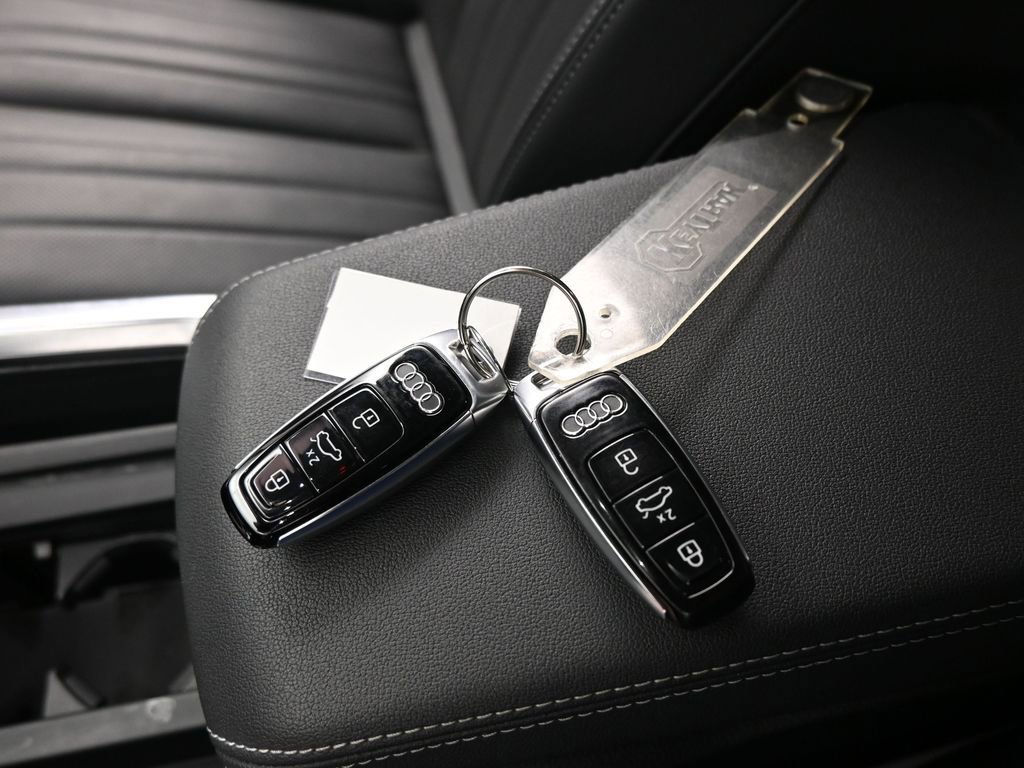 Used 2022 Audi e-tron Premium Plus image 17