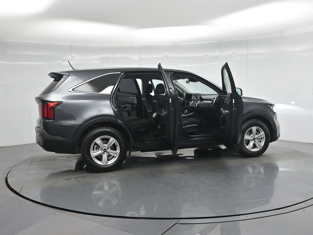 Used 2023 Kia Sorento LX image 15