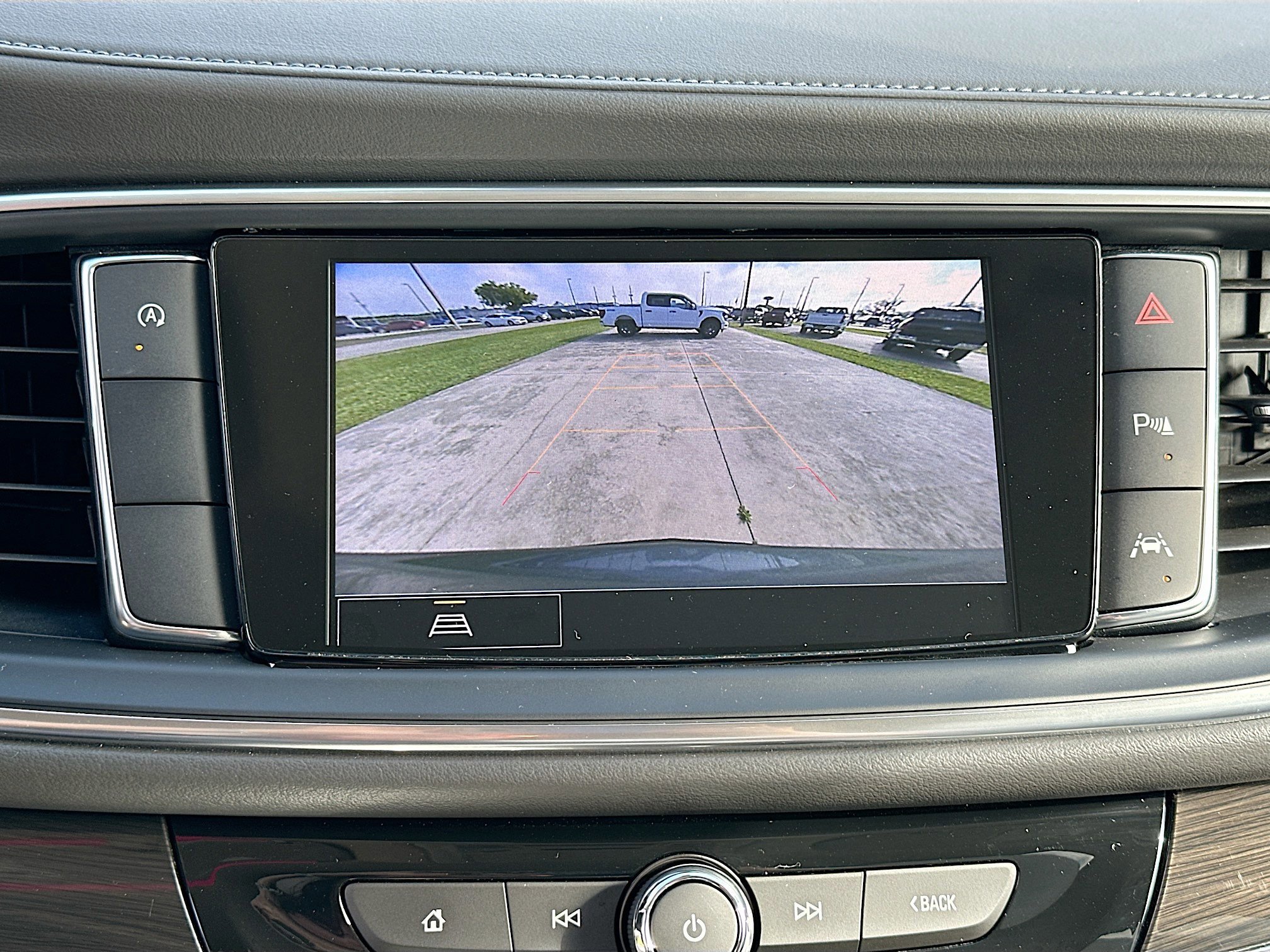 Used 2023 Buick Enclave Essence image 13