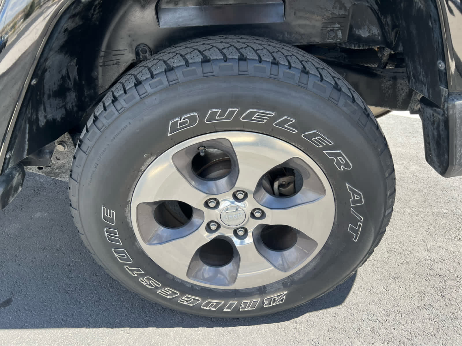 Used 2018 Jeep Wrangler Sahara w/ Connectivity Group AWD/4WD image 14