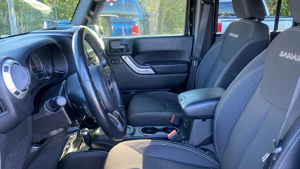 Used 2018 Jeep Wrangler Unlimited Sahara w/ Connectivity Group AWD/4WD image 16