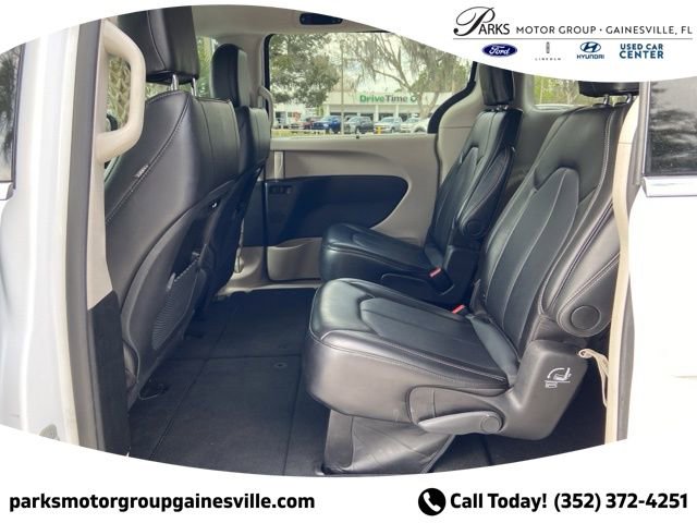 Used 2024 Chrysler Pacifica Touring-L image 11