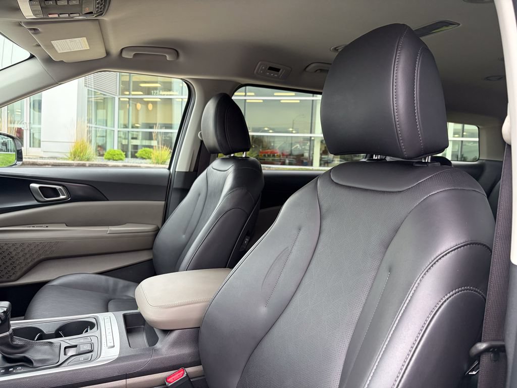 Used 2025 Kia Carnival FWD image 10