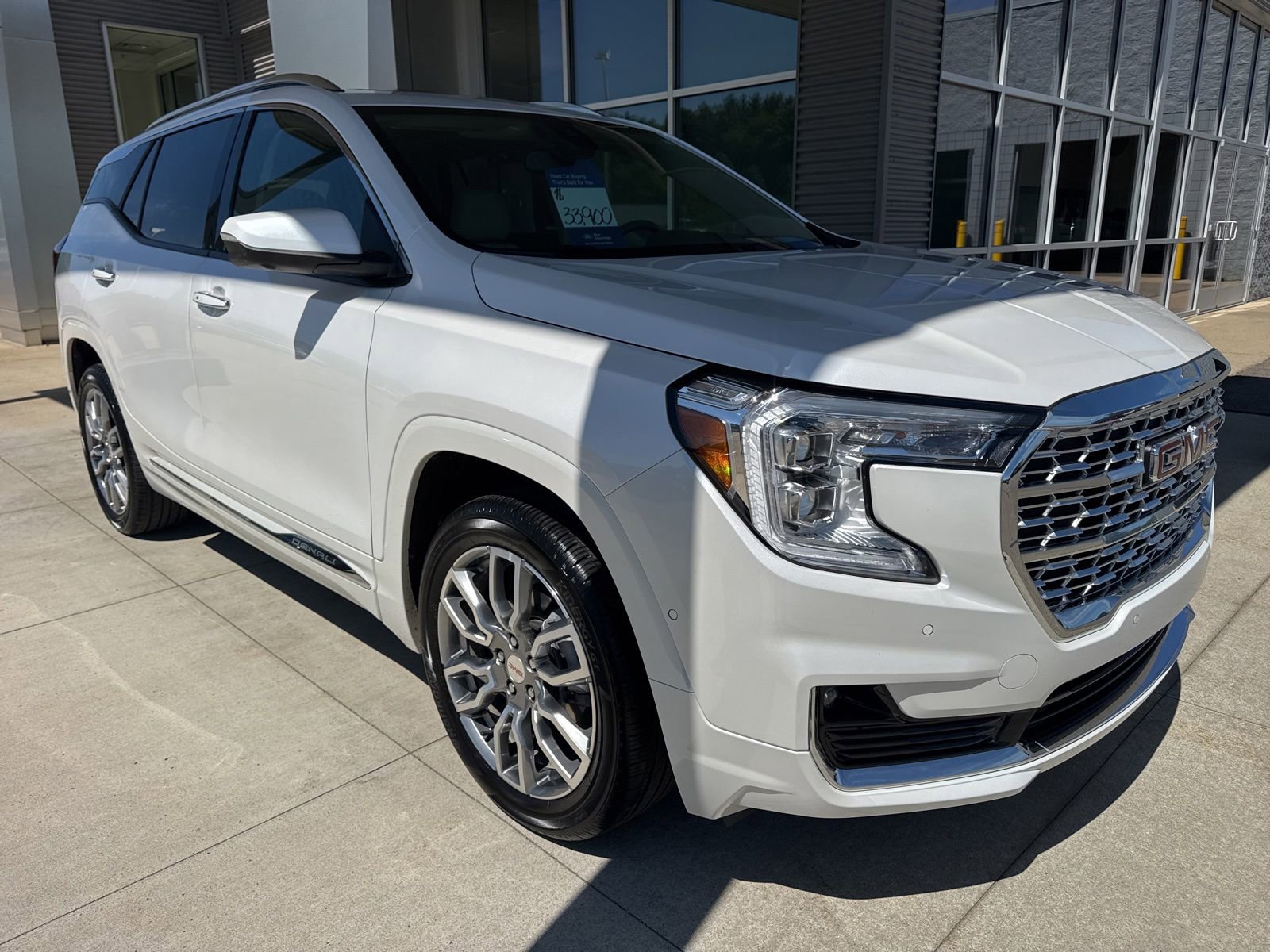 Used 2024 GMC Terrain Denali w/ Denali Premium Package AWD/4WD image 10