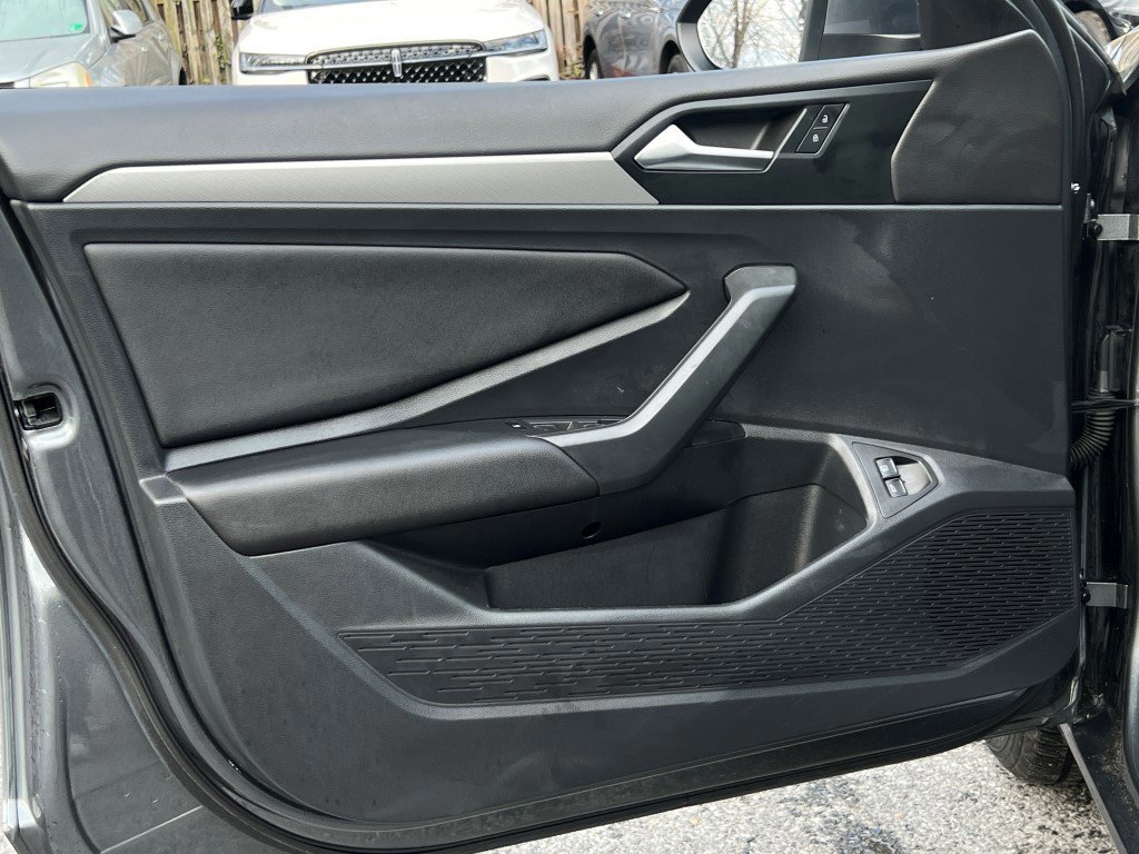 Used 2021 Volkswagen Jetta SE w/ SE Cold Weather Package image 16