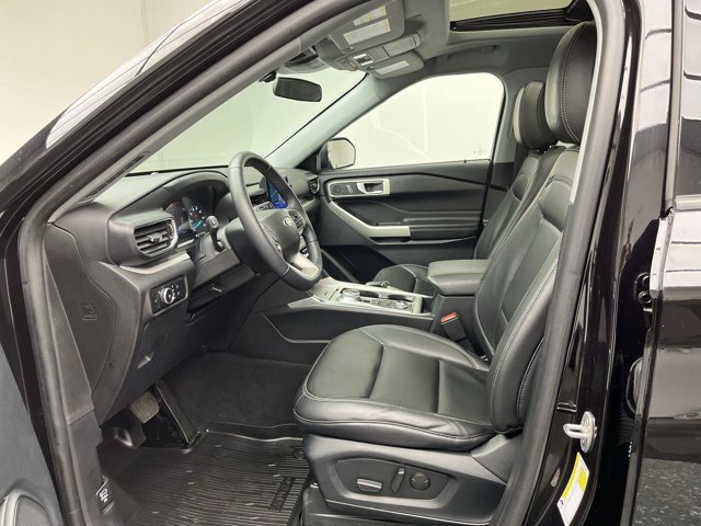 Certified 2023 Ford Explorer XLT w/ Equipment Group 202A AWD/4WD image 3