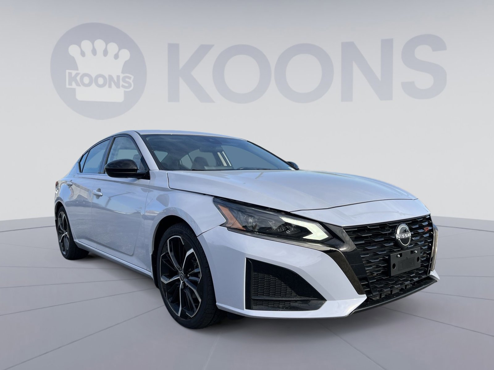 Used 2023 Nissan Altima 2.5 SR w/ SR Premium Package image 2