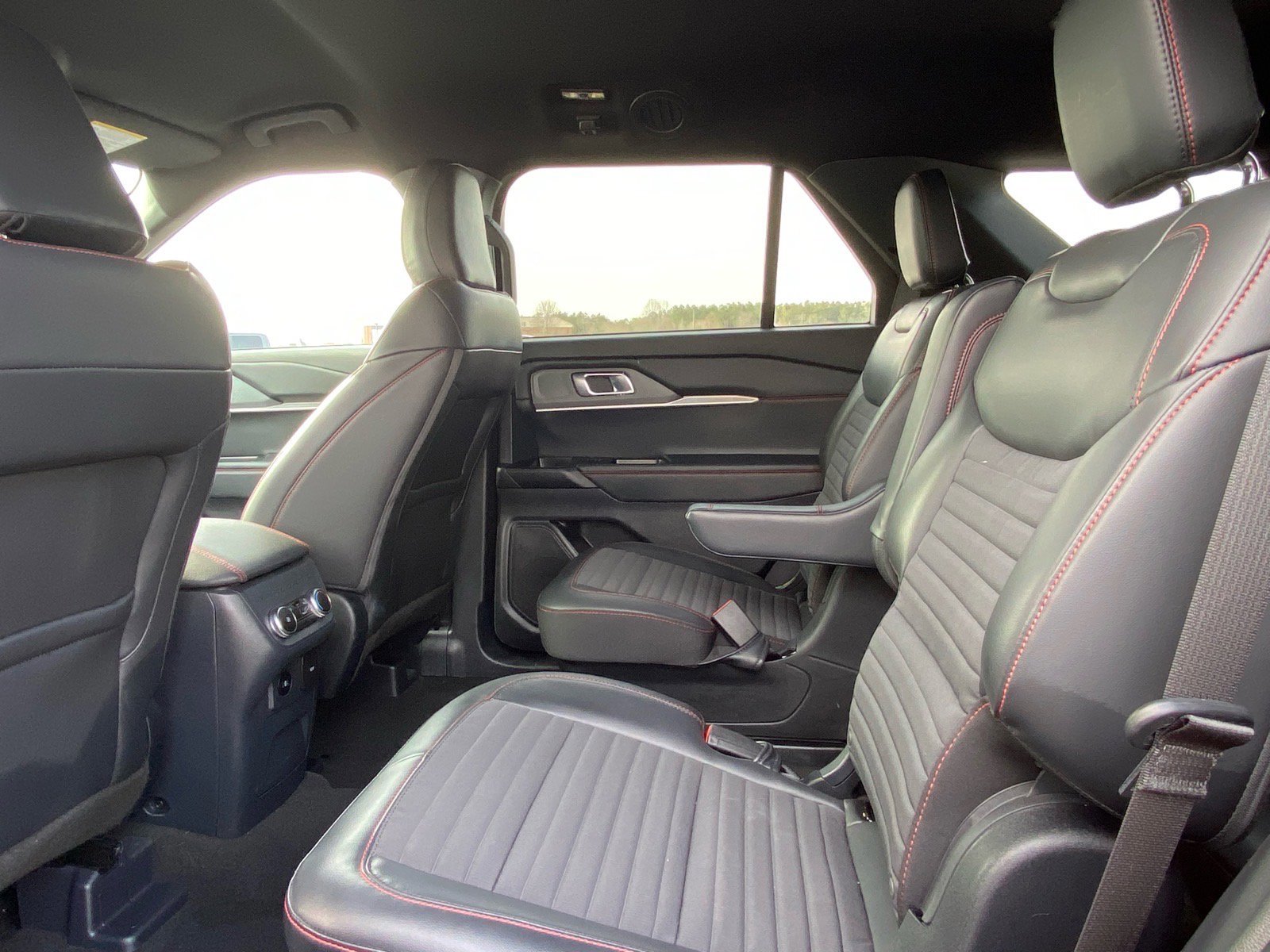 Certified 2025 Ford Explorer ST-Line image 19