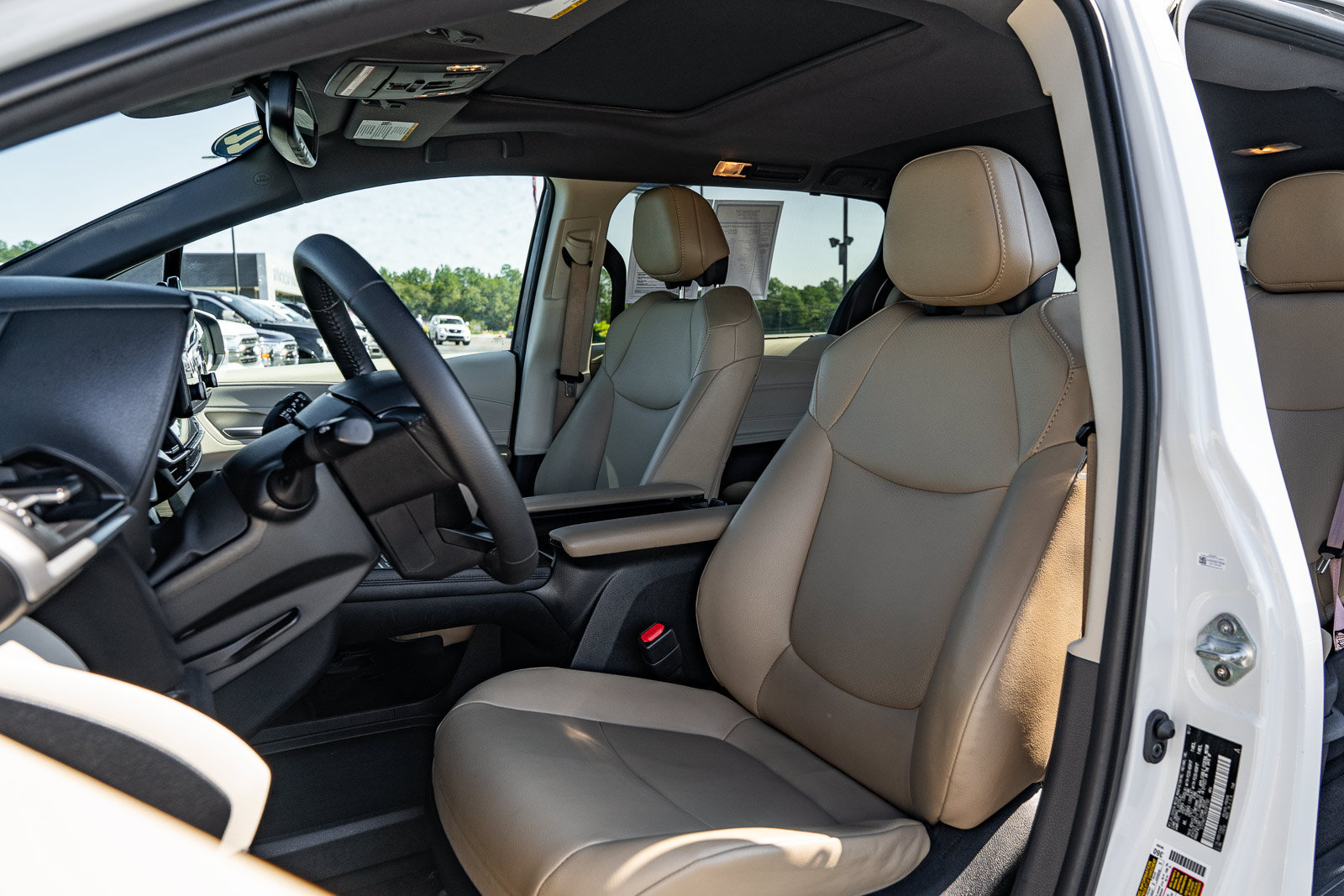 Used 2022 Toyota Sienna XLE FWD image 21
