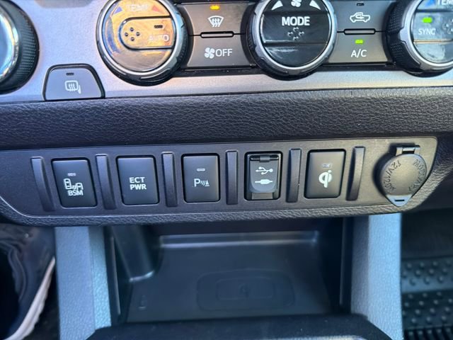 Used 2017 Toyota Tacoma TRD Off-Road w/ Premium & Technology Package AWD/4WD image 17